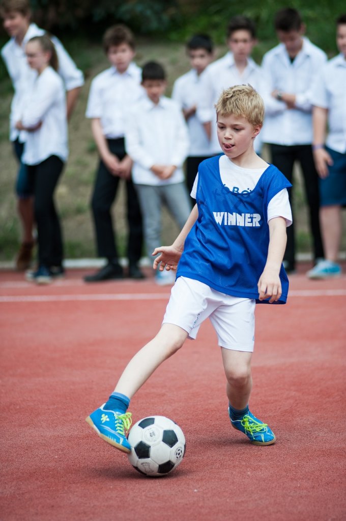 Új sportpályát kapott a Köbölkút utcai iskola